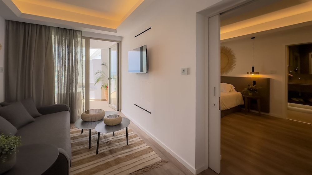 Suite Side Sea view, Pool view photo 3
