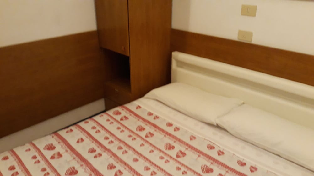 Double Room, 1 Queen Bed, Shared Bathroom photo 2