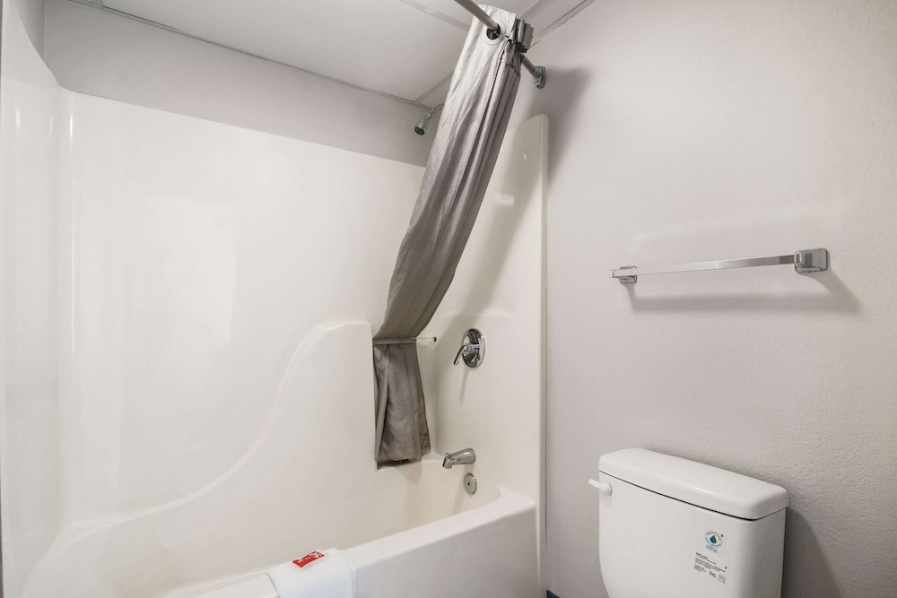 Standard Room, 2 Queen Beds, Non Smoking, Ground Floor - Photo 6