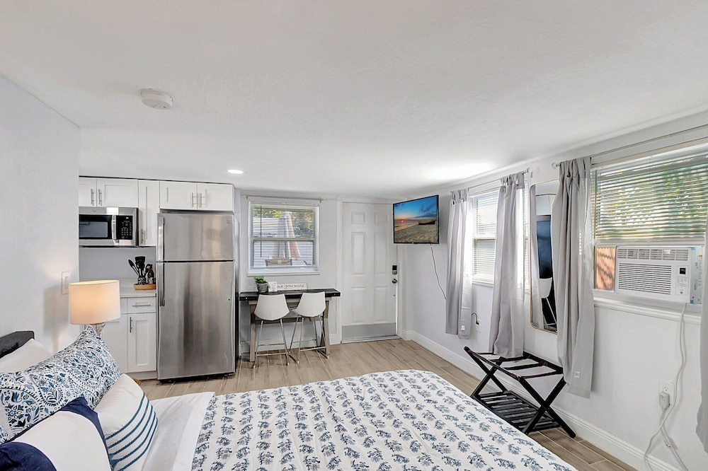 Studio Suite, 1 Queen Bed, Patio, Garden View photo 1