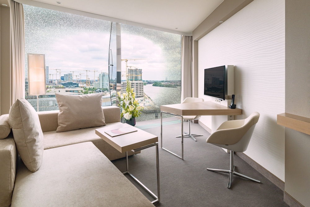 Family Suite, 1 King Bed with Sofa bed, City View