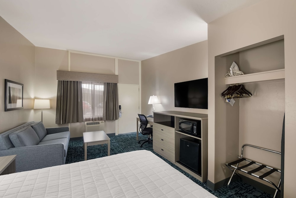 Suite, Multiple Beds, Non Smoking, Refrigerator