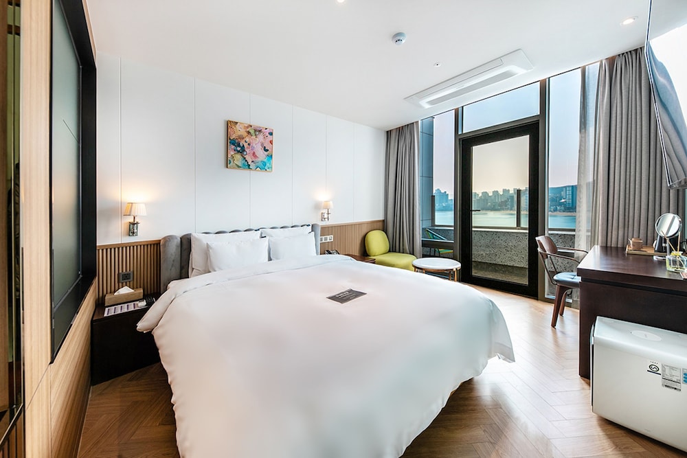 Valentine Suite Terrace Room--Breakfast Included,Starbucks Coffee Bean,OTT Available,15PM CI/13PM CO photo 1