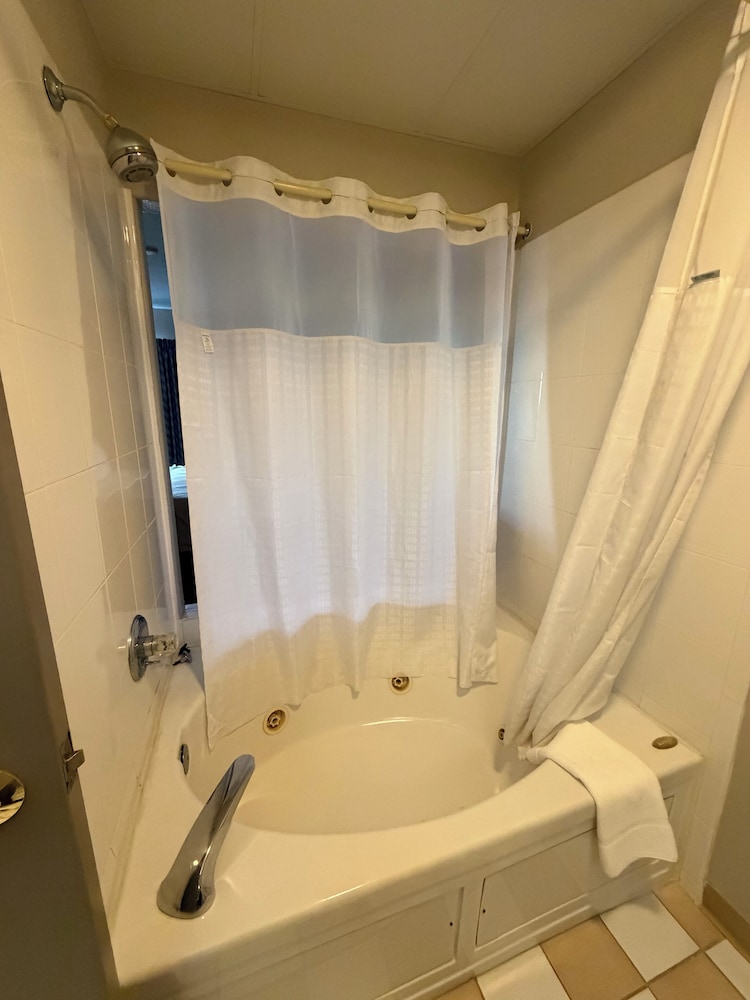 Deluxe Single Room, 1 King Bed, Jetted Tub photo 3