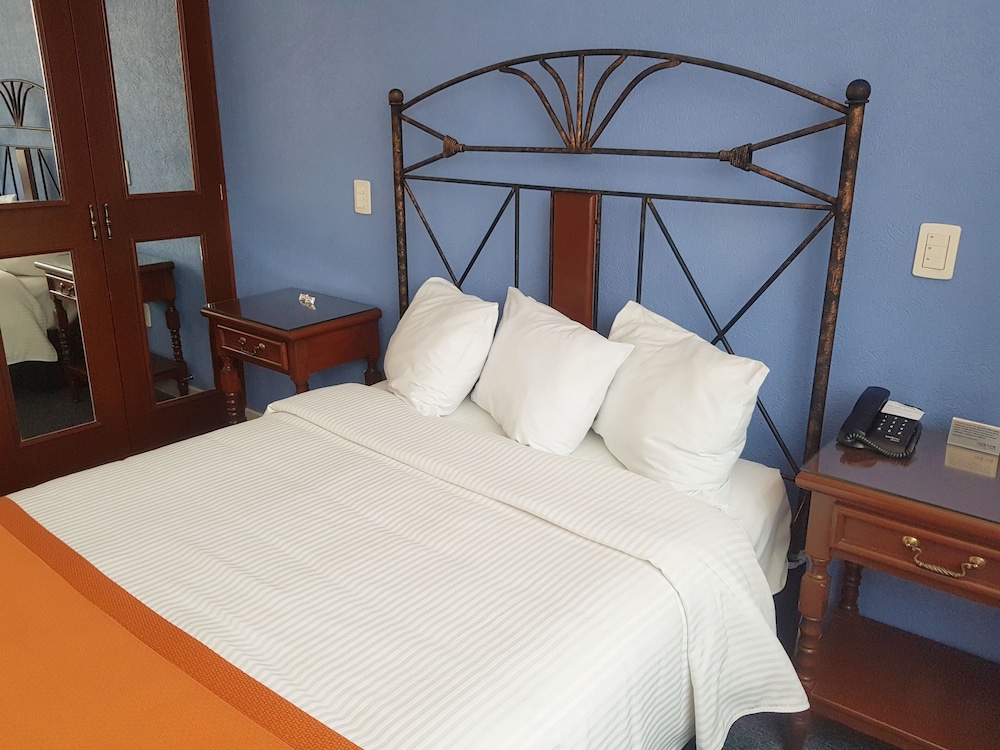 Standard Room, 1 Queen Bed photo 3