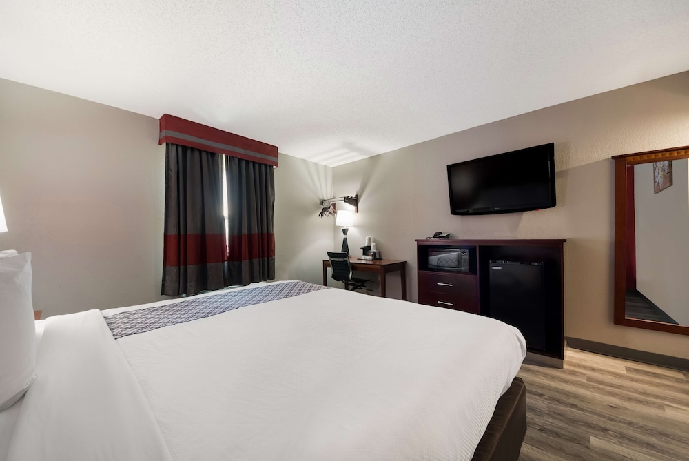 Standard Room, 1 King Bed, Accessible, Non Smoking - Photo 6