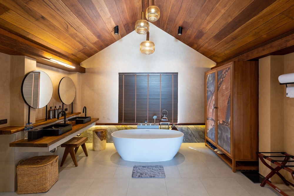 Sand Beachfront Pool Villa - Photo 4