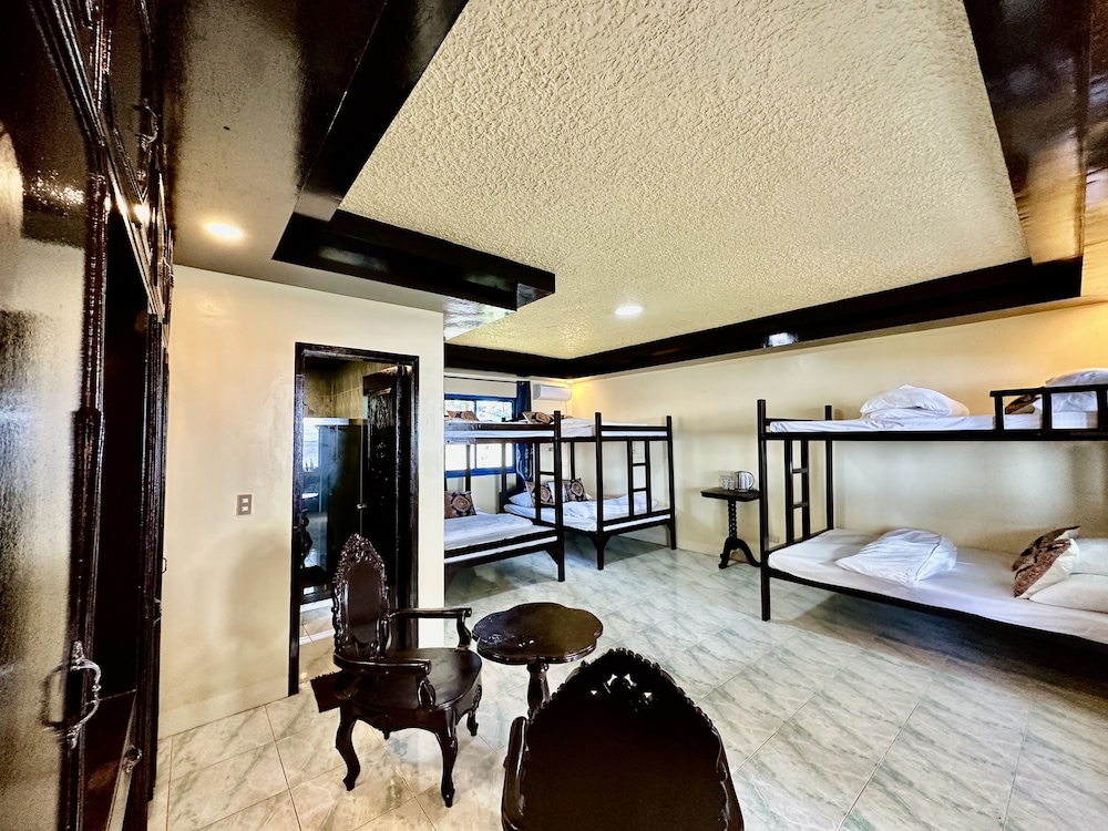 Deluxe Room, Multiple Beds - Photo 8