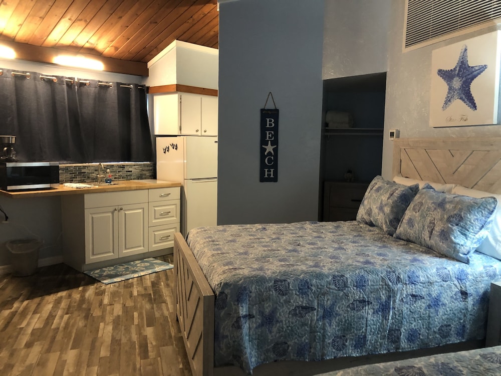 Room, 1 King Bed, Pets Not Allowed photo 1