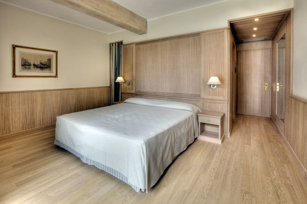 Room, 1 Queen Bed, 2 Bathrooms, Sea View photo 3