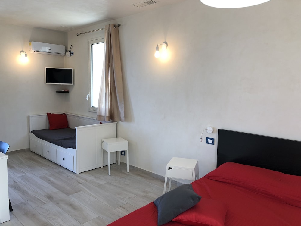 Studio, Multiple Bedrooms, Smoking, Balcony