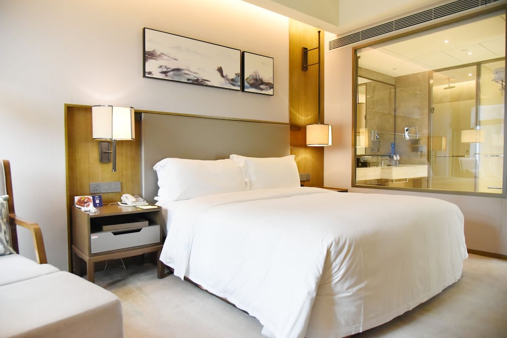 Basic Single Room, 1 King Bed photo 2