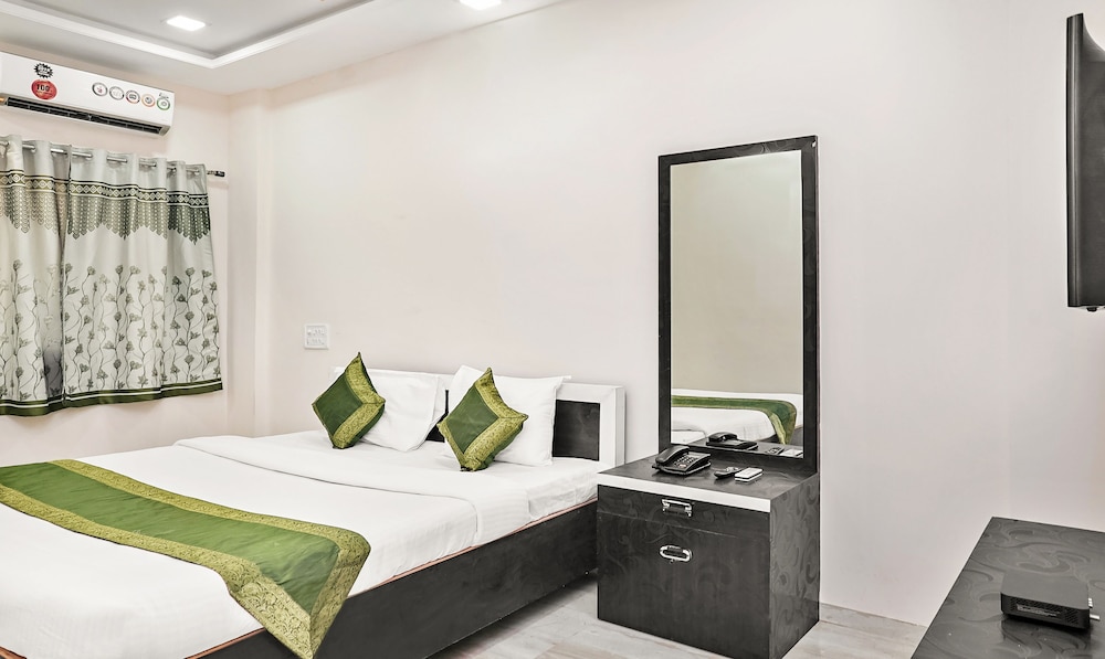 Standard Room, 1 Queen Bed photo 2