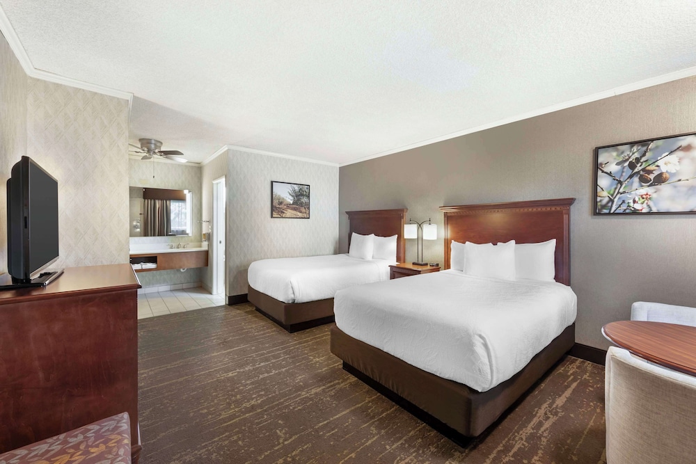 Deluxe Room, 2 Queen Beds, Non Smoking, Refrigerator & Microwave - Photo 2