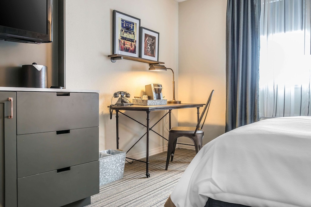 Standard Room, 1 King Bed, Non Smoking - Photo 4