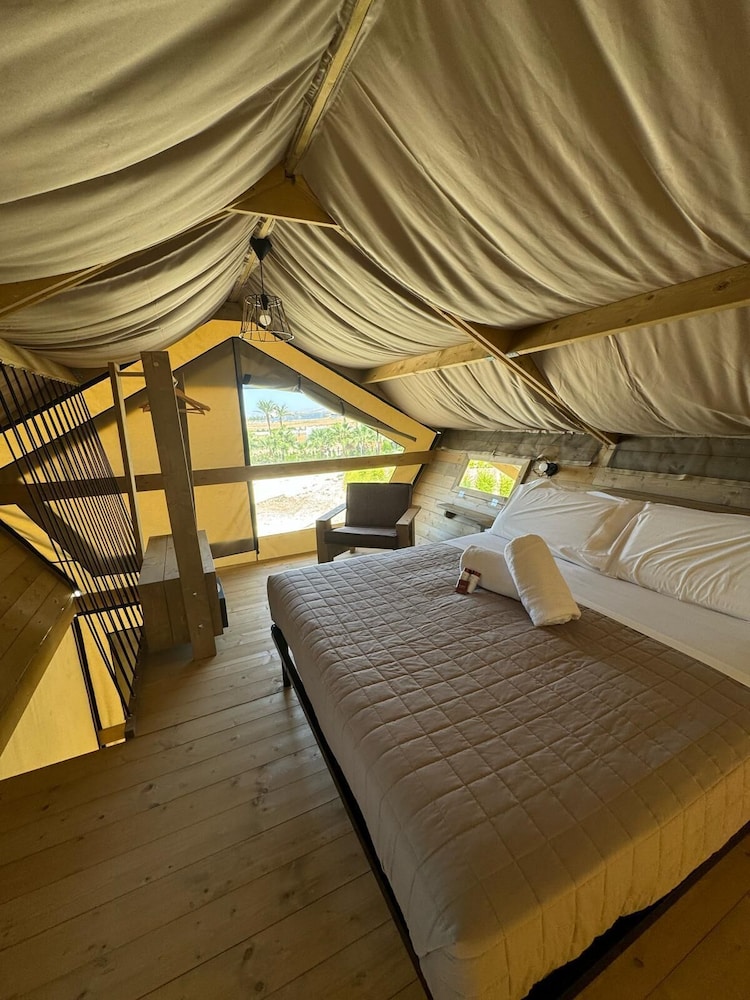 Deluxe Tent photo 2