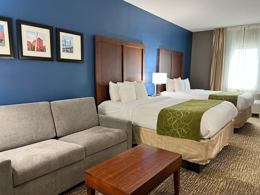 Suite, Non Smoking (2 Queen Beds & 1 Sofa Bed) - Photo 3