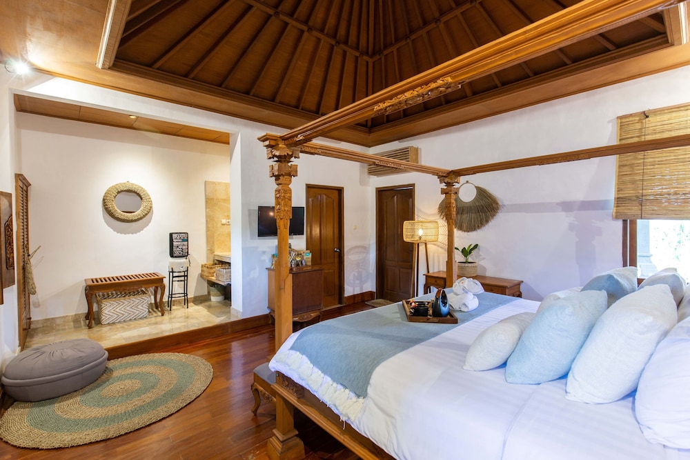 Standard Suite, 1 King Bed, Garden View photo 3