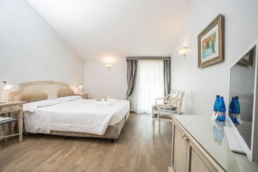 Standard Double or Twin Room - Photo 8
