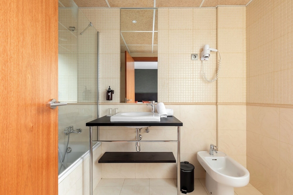 Standard Double or Twin Room - Photo 9