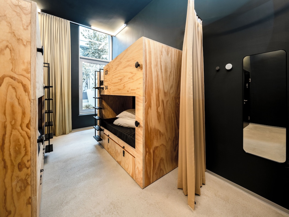 Shared Dormitory, Women only, Ensuite