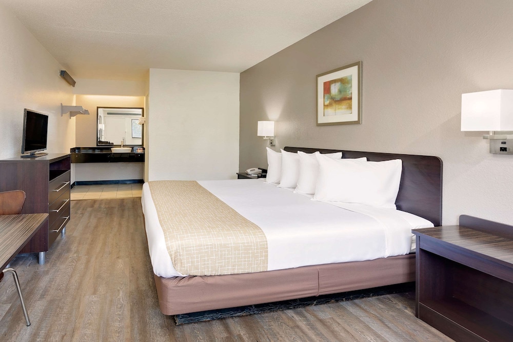 Standard Room, 1 King Bed - Photo 4