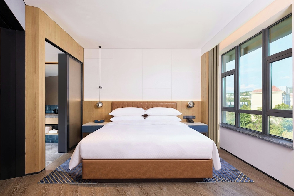 Comfort Suite, 1 King Bed, Garden View