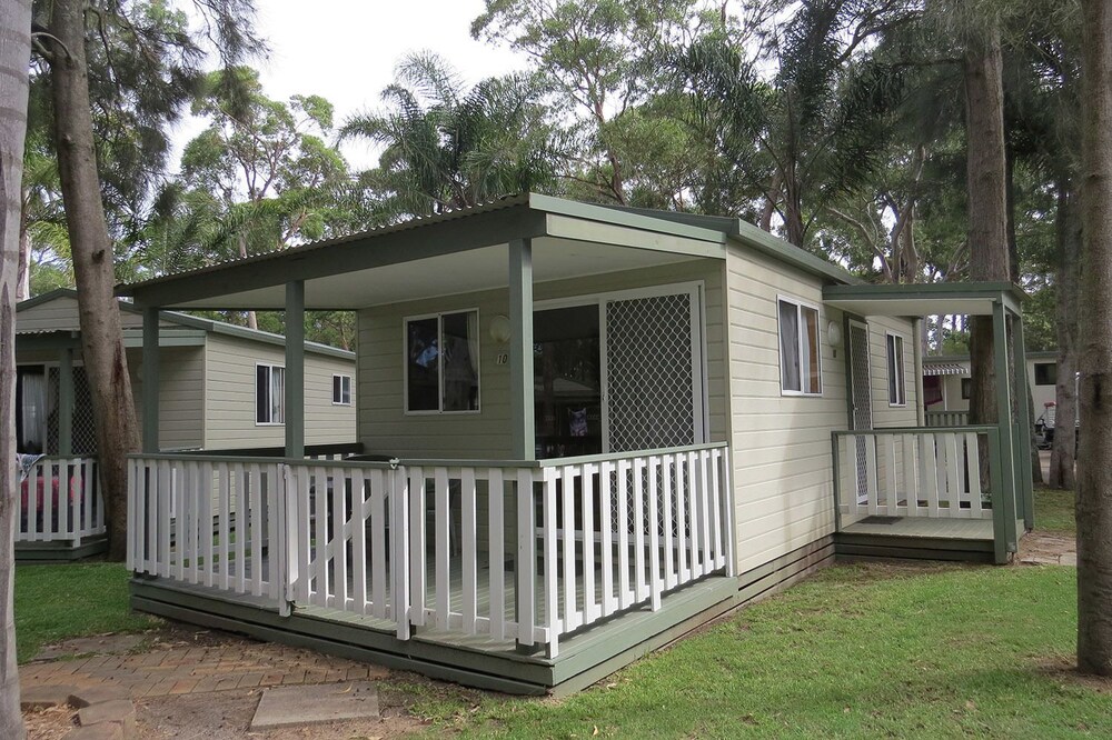 Small Family Cabin - 1 Queen, 1 Bunk and 1 Single
