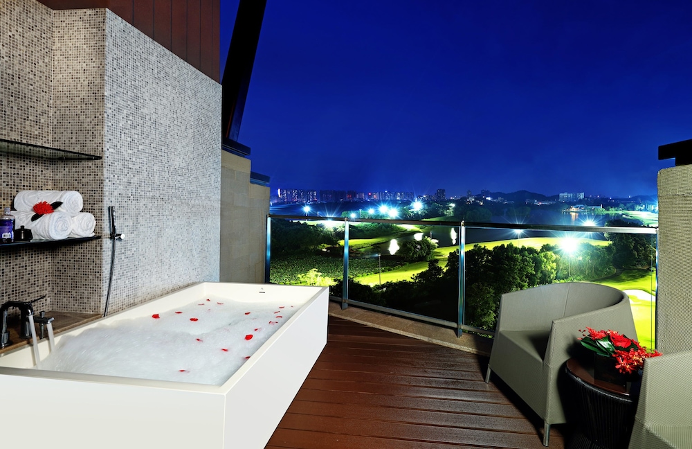 Deluxe Duplex, 1 King Bed, Balcony, Golf View photo 2