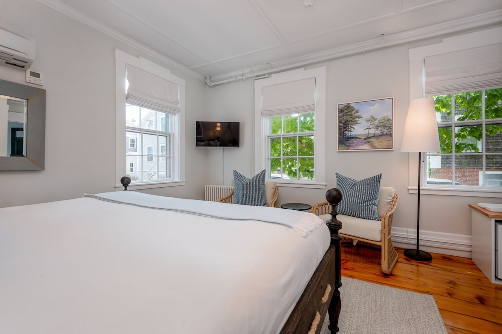 Deluxe Room, 1 King Bed, Corner photo 3