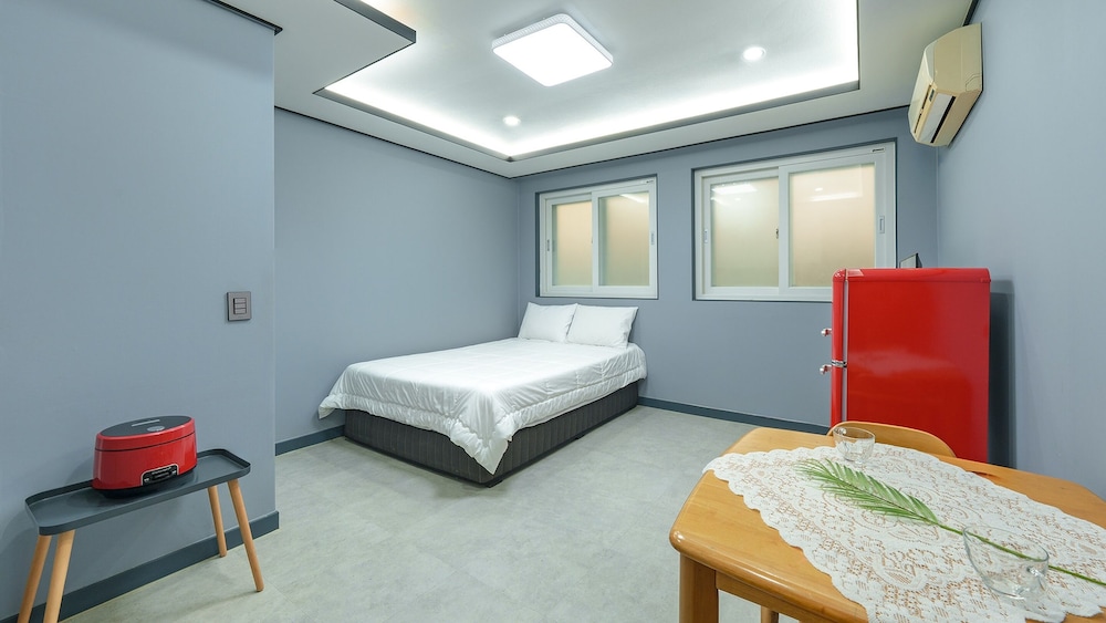 Basic Room, 1 Bedroom (White 3 (Mountain View))