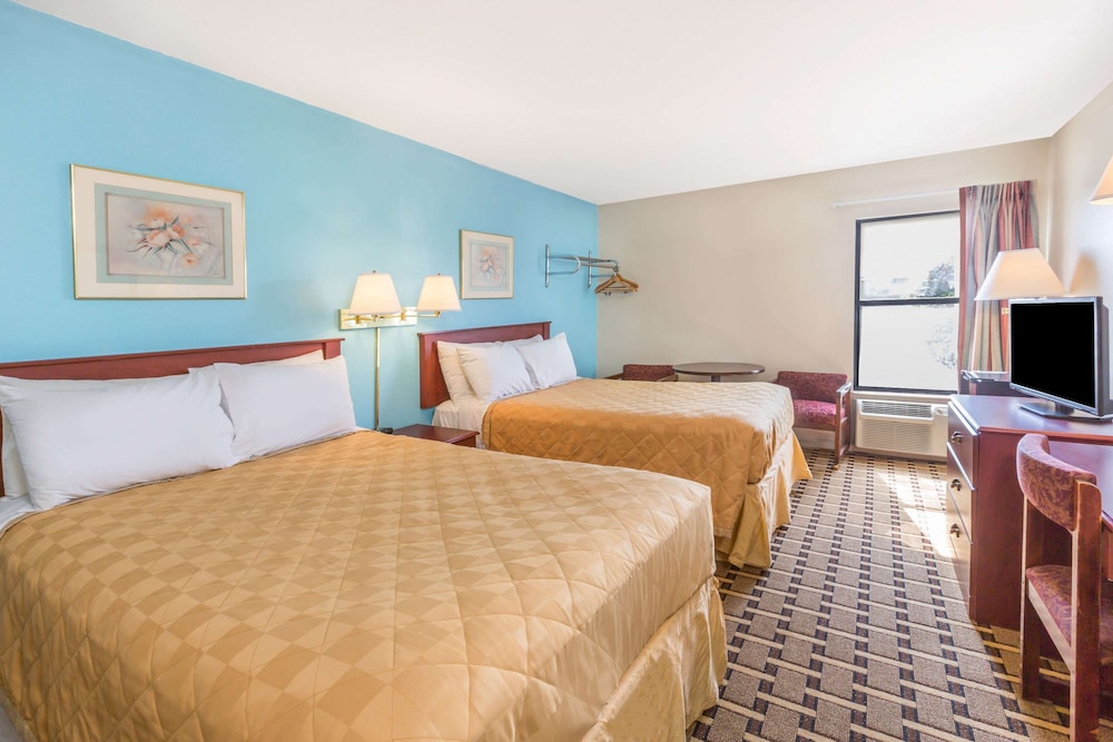 Room, 2 Queen Beds, Smoking photo 1