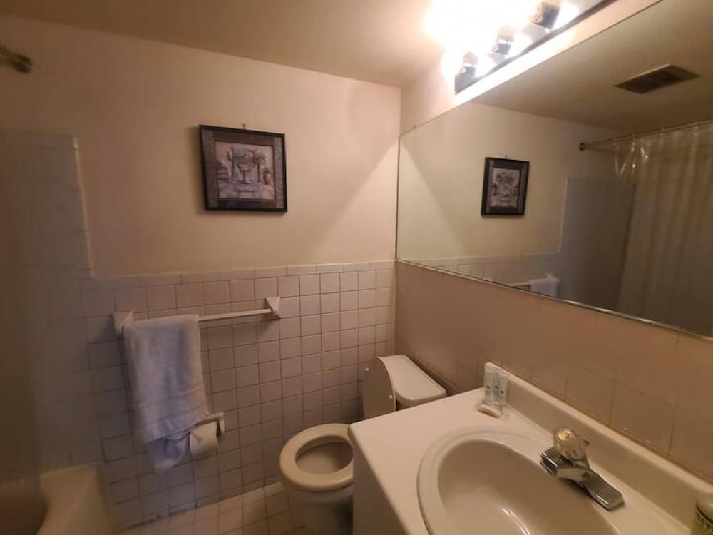 2BR 2B Clean Spacious Great Location, Photo 8