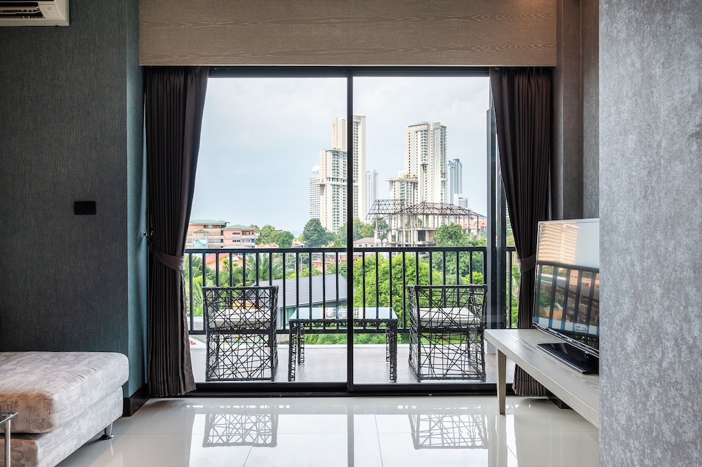 Suite, 1 Bedroom - Photo 8