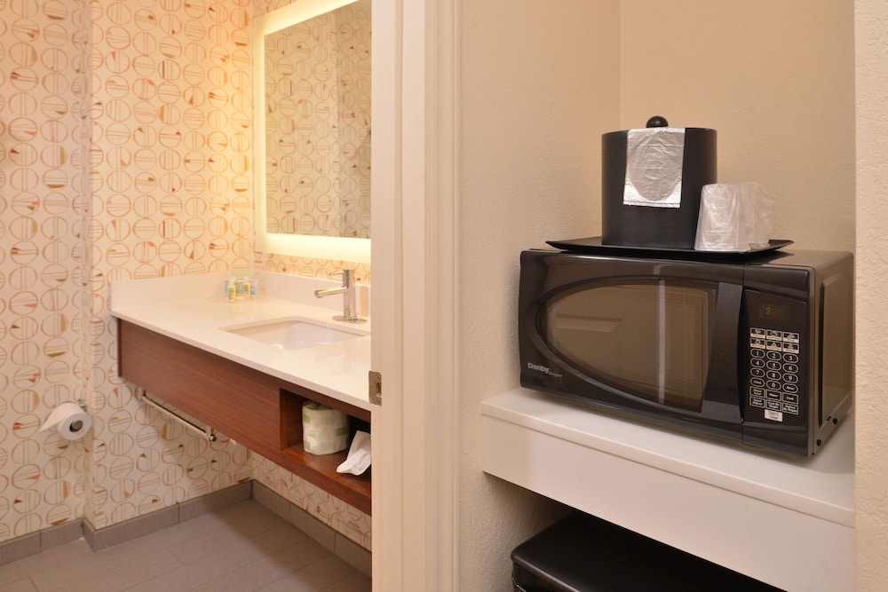 Standard Room, 1 King Bed, Accessible (Mobility, Accessible Tub) - Photo 4