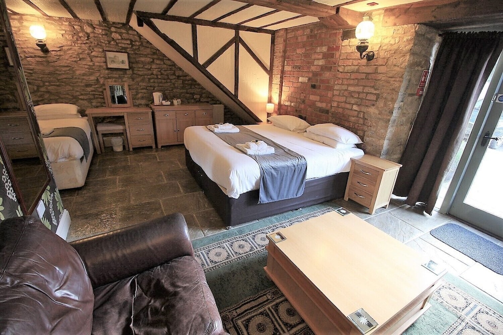 Deluxe Triple Room, Ensuite photo 3
