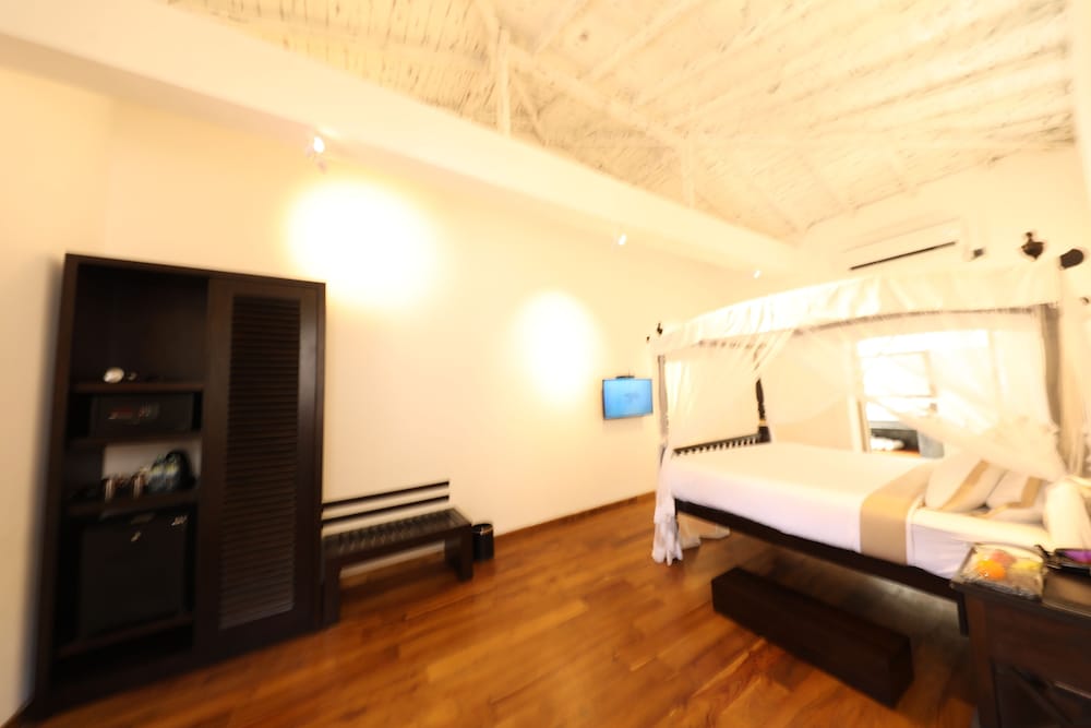 Suite, Pool View - Photo 1