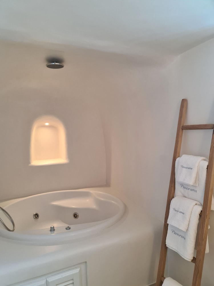 Deluxe Suite with spa bath and outdoor Hottub Caldera View - Photo 4