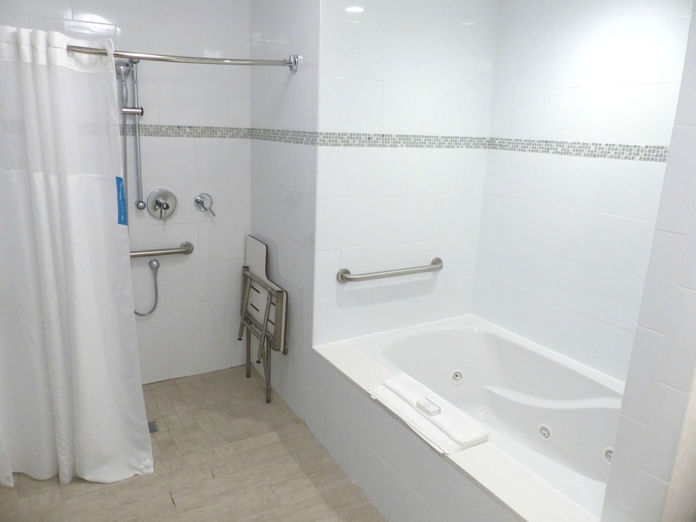 Room, 1 King Bed, Accessible, Bathtub (Mobility & Hearing) photo 3
