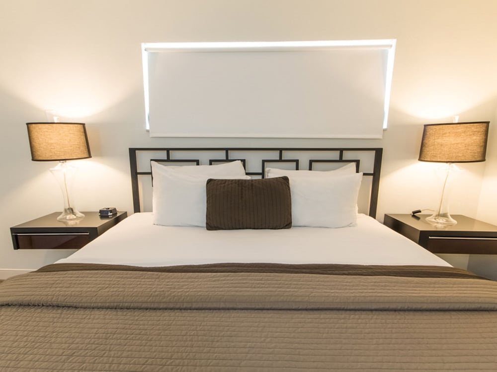 Deluxe Suite, 1 King Bed - Photo 3