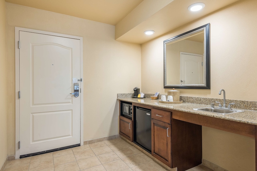 Suite, 1 King Bed, Accessible (Hearing) - Photo 2