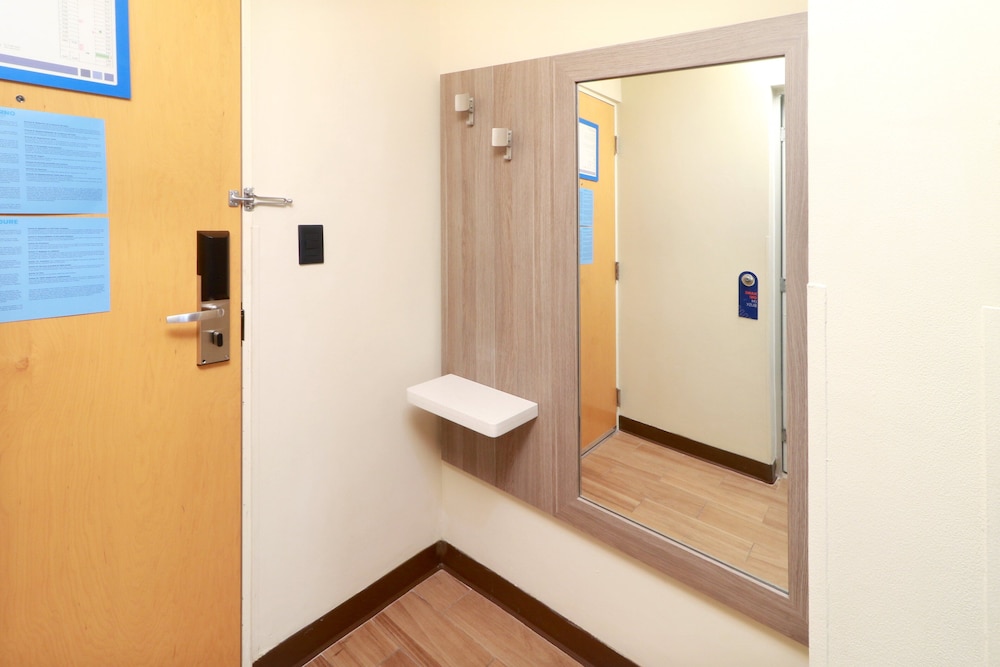 Standard Room, 2 Queen Beds, Ground Floor - Photo 3