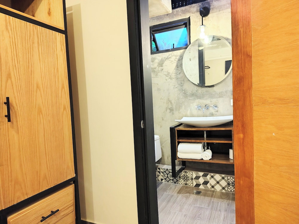 Standard Room, 1 Double Bed, Private Bathroom - Photo 9