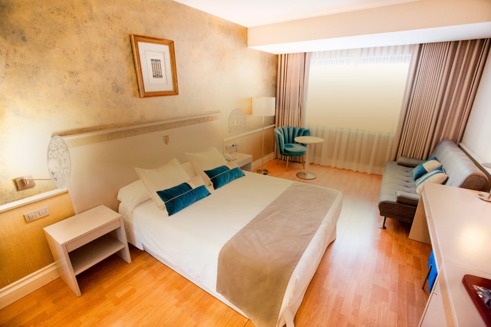 Junior Studio Suite (Double Room + Living Room)