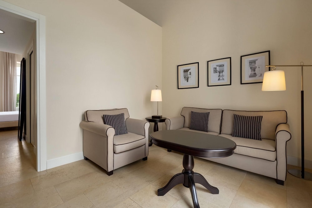 Suite, 1 Queen Bed with Sofa bed photo 2