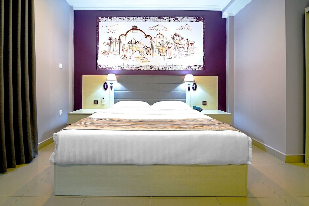 Deluxe Room, 1 King Bed photo 2