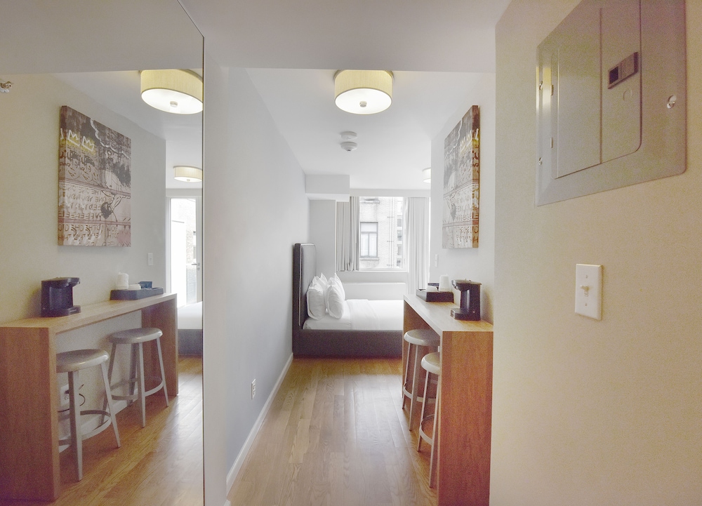 Premier Suite, Balcony thumbnail 5
