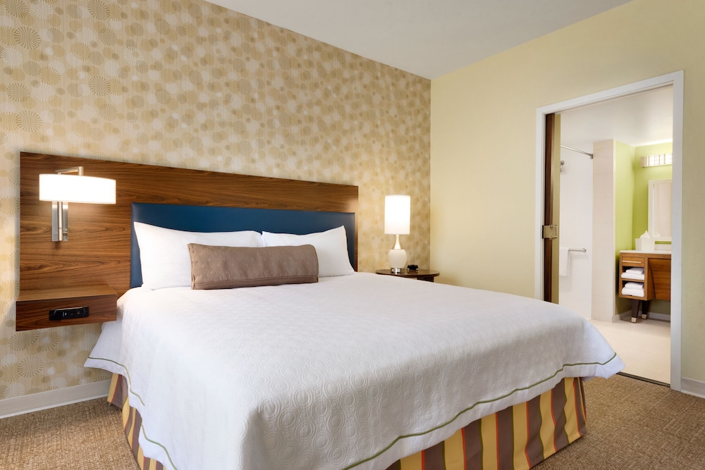 Suite, 1 King Bed, Accessible, Bathtub photo 3