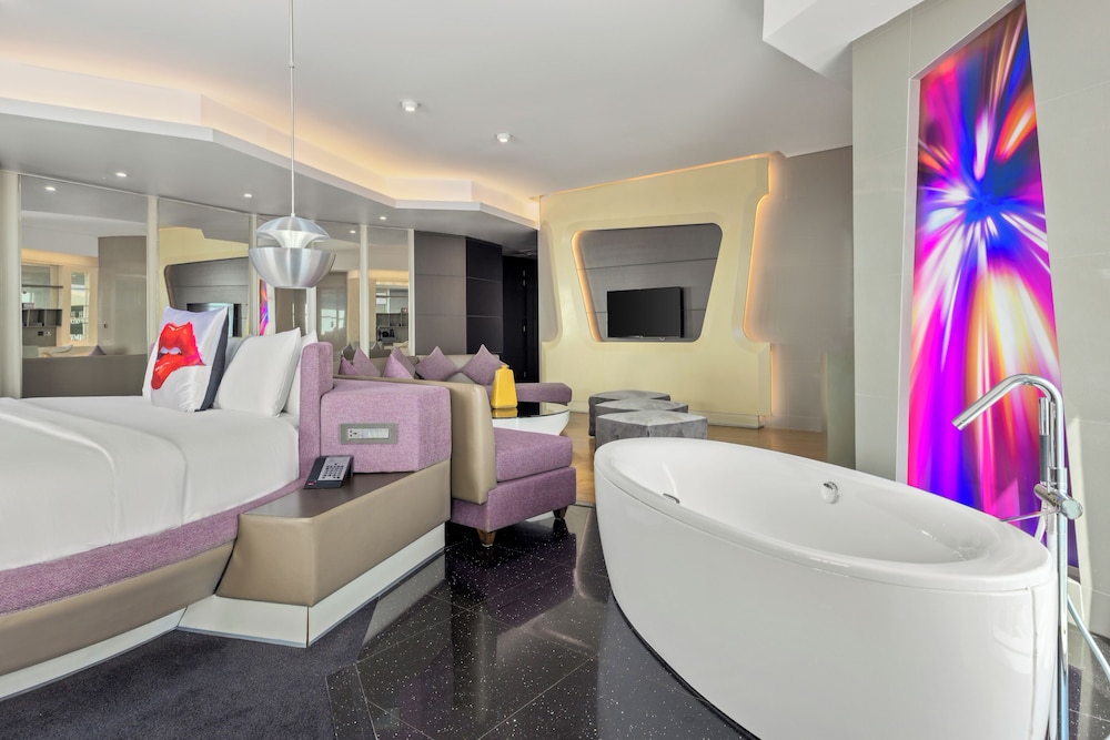 Luxury Suite (Round Bed Valor Suite)