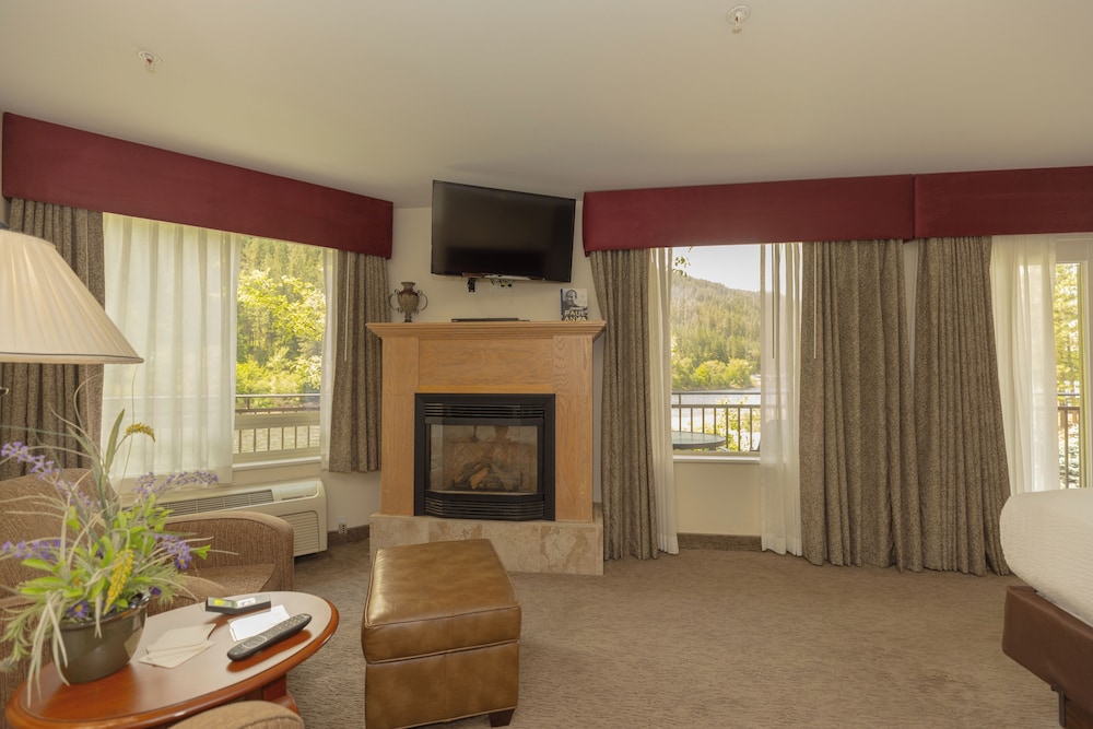 Suite, 1 King Bed, Jetted Tub, River View (Oversized Room) photo 3